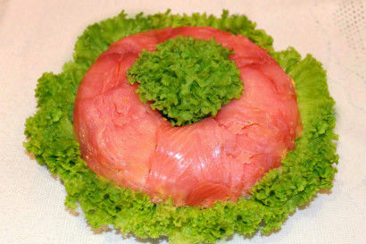 Салат с красной рыбой – праздничный рецепт вкусного слоеного салата со слабосоленой семгой
